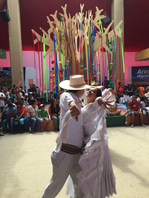 Bailes característicos acompañaron la presentación y la rampa de largada