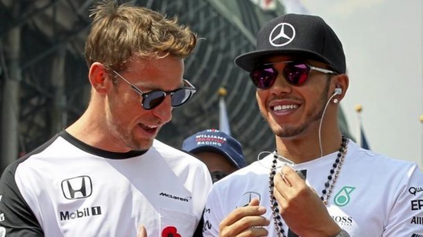 Button salio a bancar a Hamilton