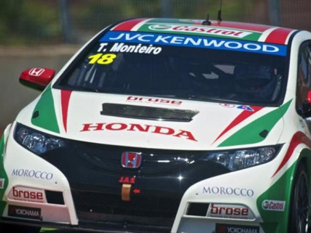 Tiago Monteiro camino a la bandera a cuadros