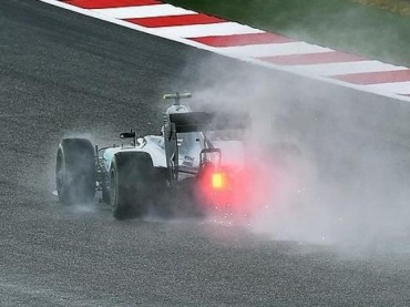 ROSBERG BAJO LA LLUVIA