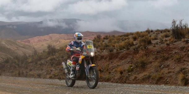 El británico gano la etapa que finalizo antes por el mal clima
