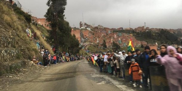 La llegada de la caravana provoco una revolución en el pais hermano