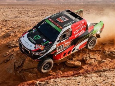 AUTOS: AL RAJHI Y AL-ATTIYAH METEN 1-2 PARA TOYOTA