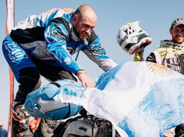 ANDÚJAR GANÓ EL DAKAR POR SEGUNDA VEZ Y LLEVÓ LA BANDERA ARGENTINA A LO MÁS ALTO